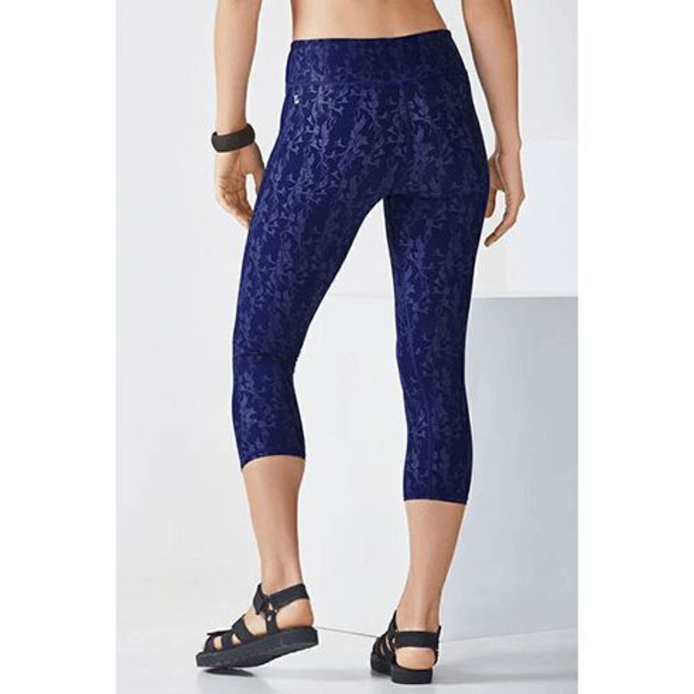 Fabletics Define Powerhold Mid Rise Capri in Ink/Petal Print size Large